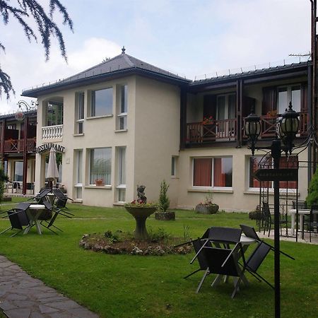 Hostellerie Saint Clement Vic-sur-Cere Exterior photo