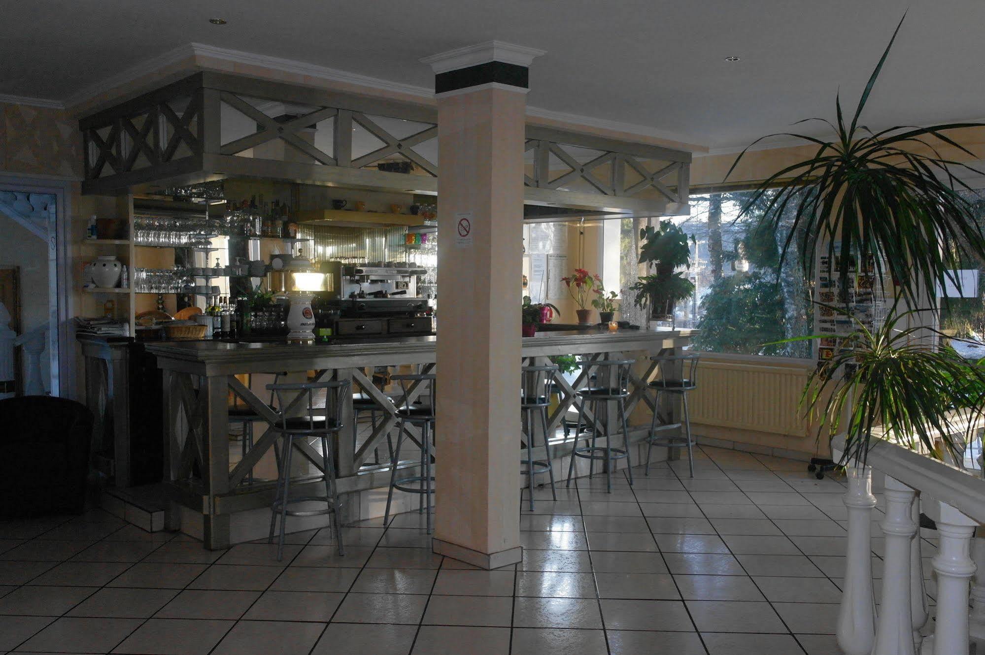 Hostellerie Saint Clement Vic-sur-Cere Exterior photo