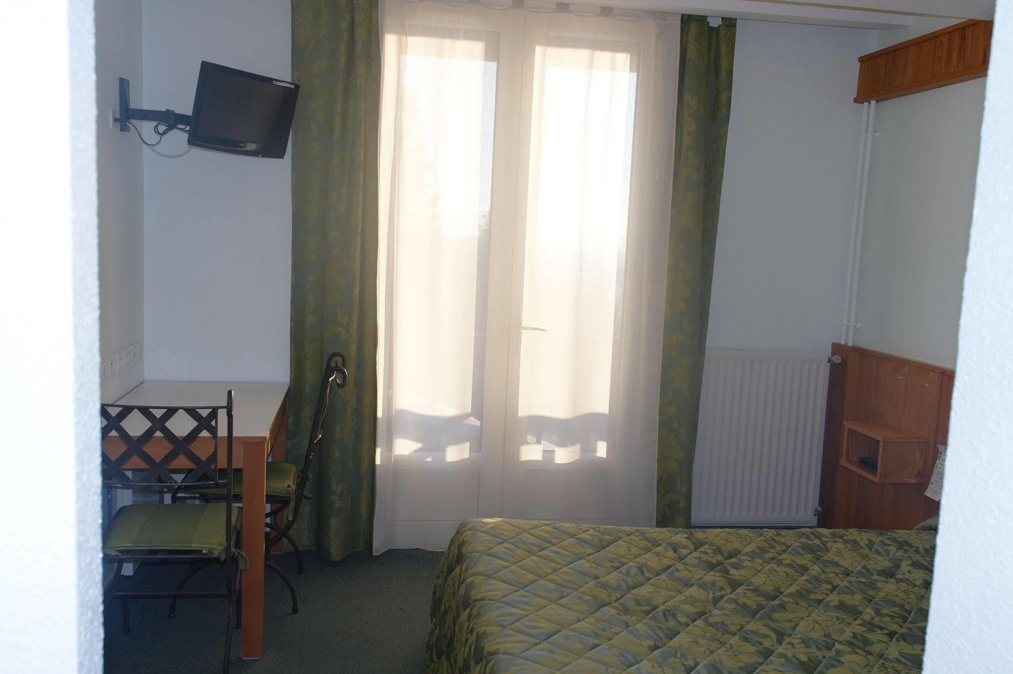 Hostellerie Saint Clement Vic-sur-Cere Exterior photo
