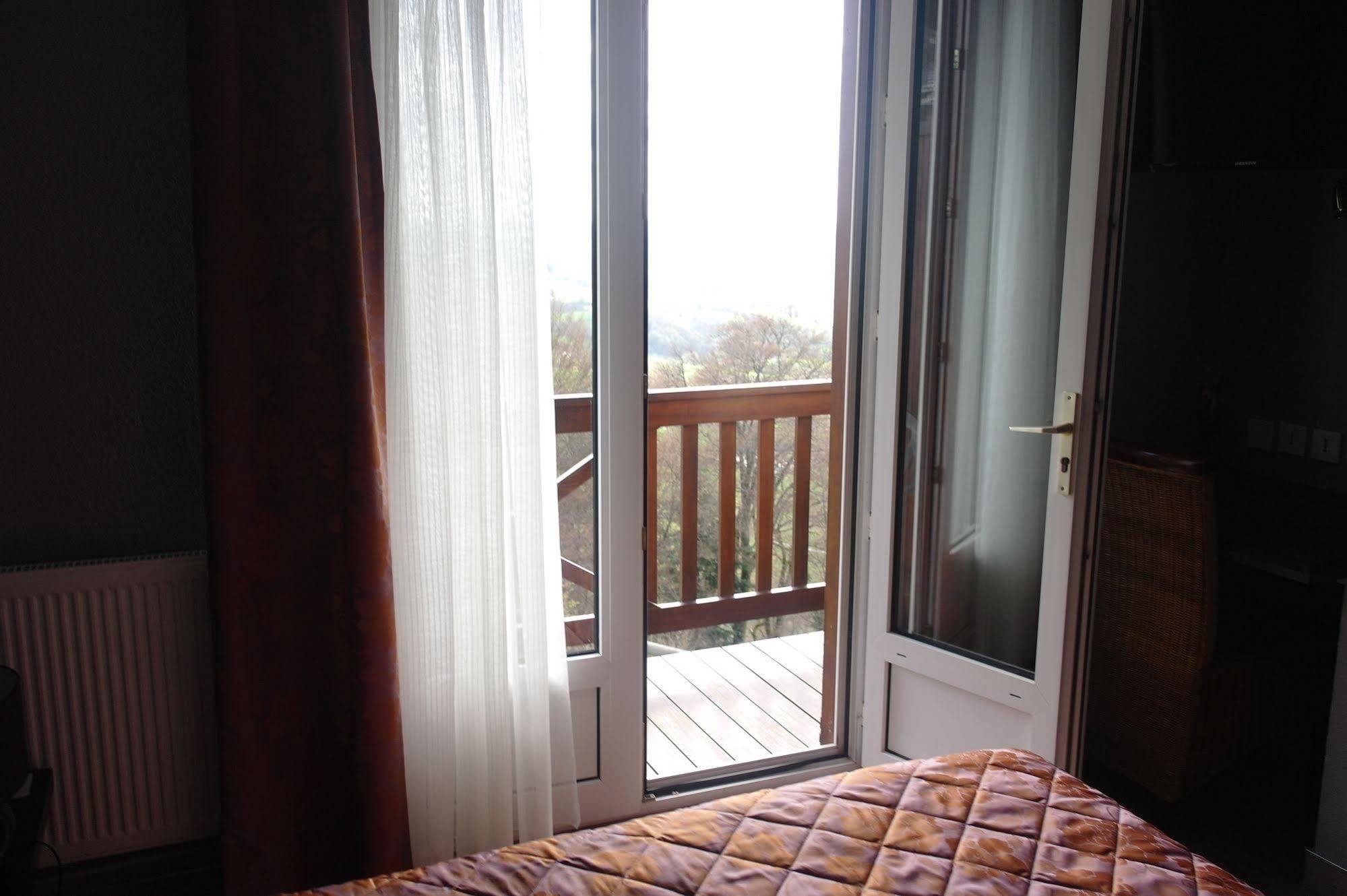 Hostellerie Saint Clement Vic-sur-Cere Exterior photo