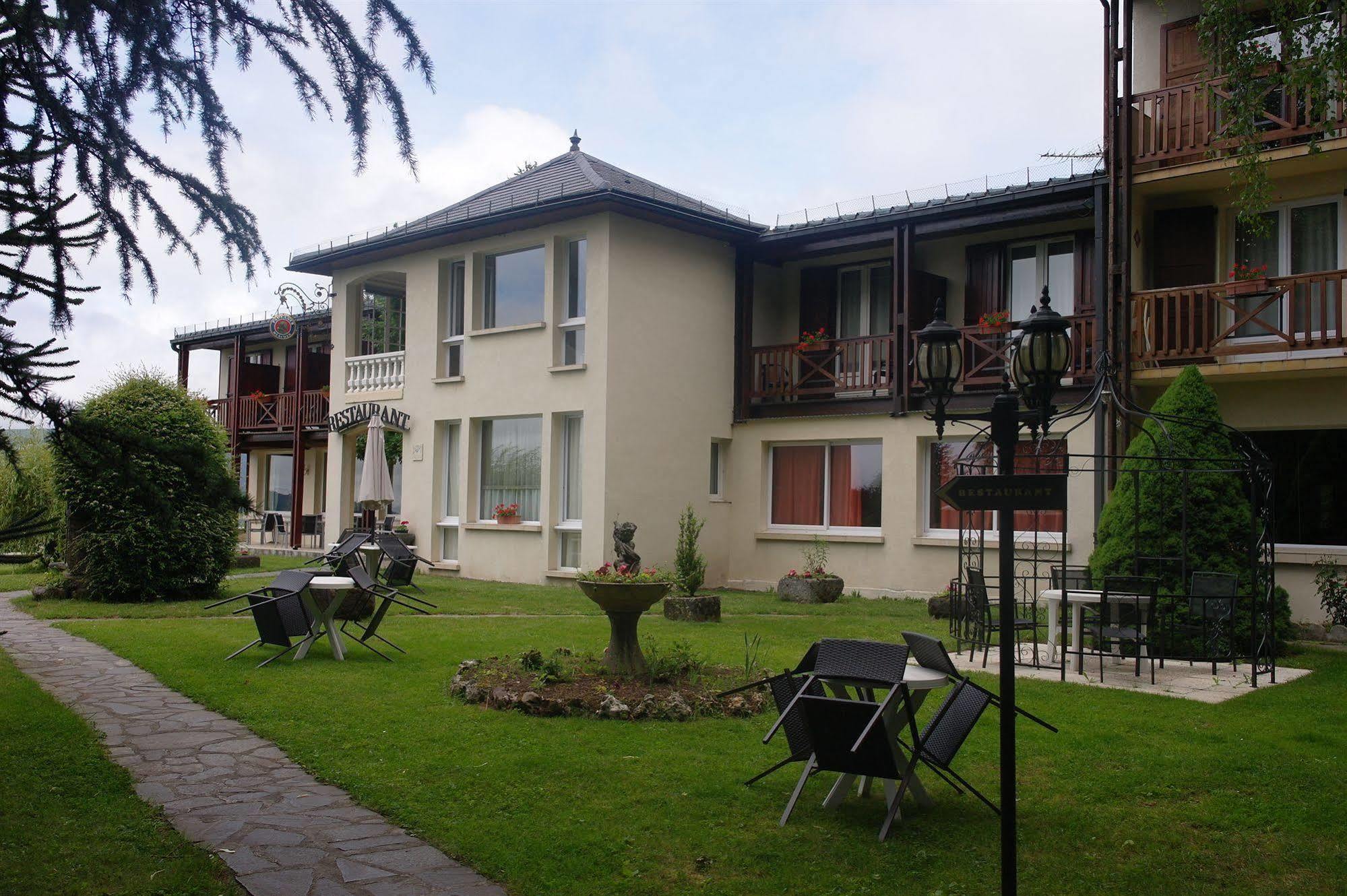 Hostellerie Saint Clement Vic-sur-Cere Exterior photo