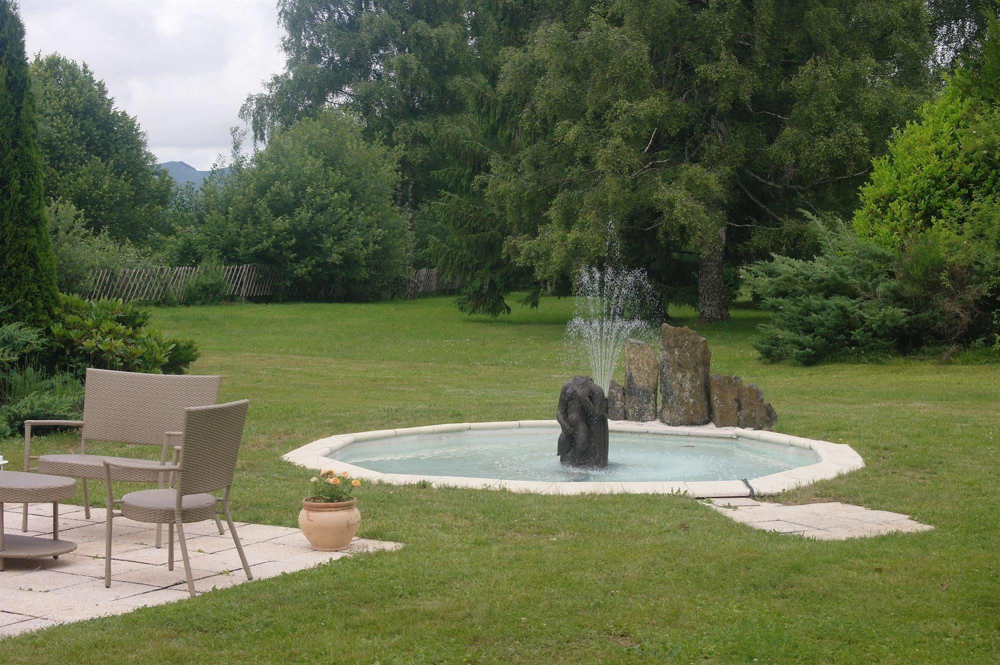 Hostellerie Saint Clement Vic-sur-Cere Exterior photo